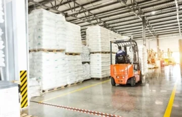 Мішки поліетиленові з сировиною на закритому складі з навантажувачем