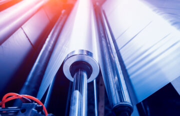 Плівка поліетиленова, матова на станку в процесі виготовлення