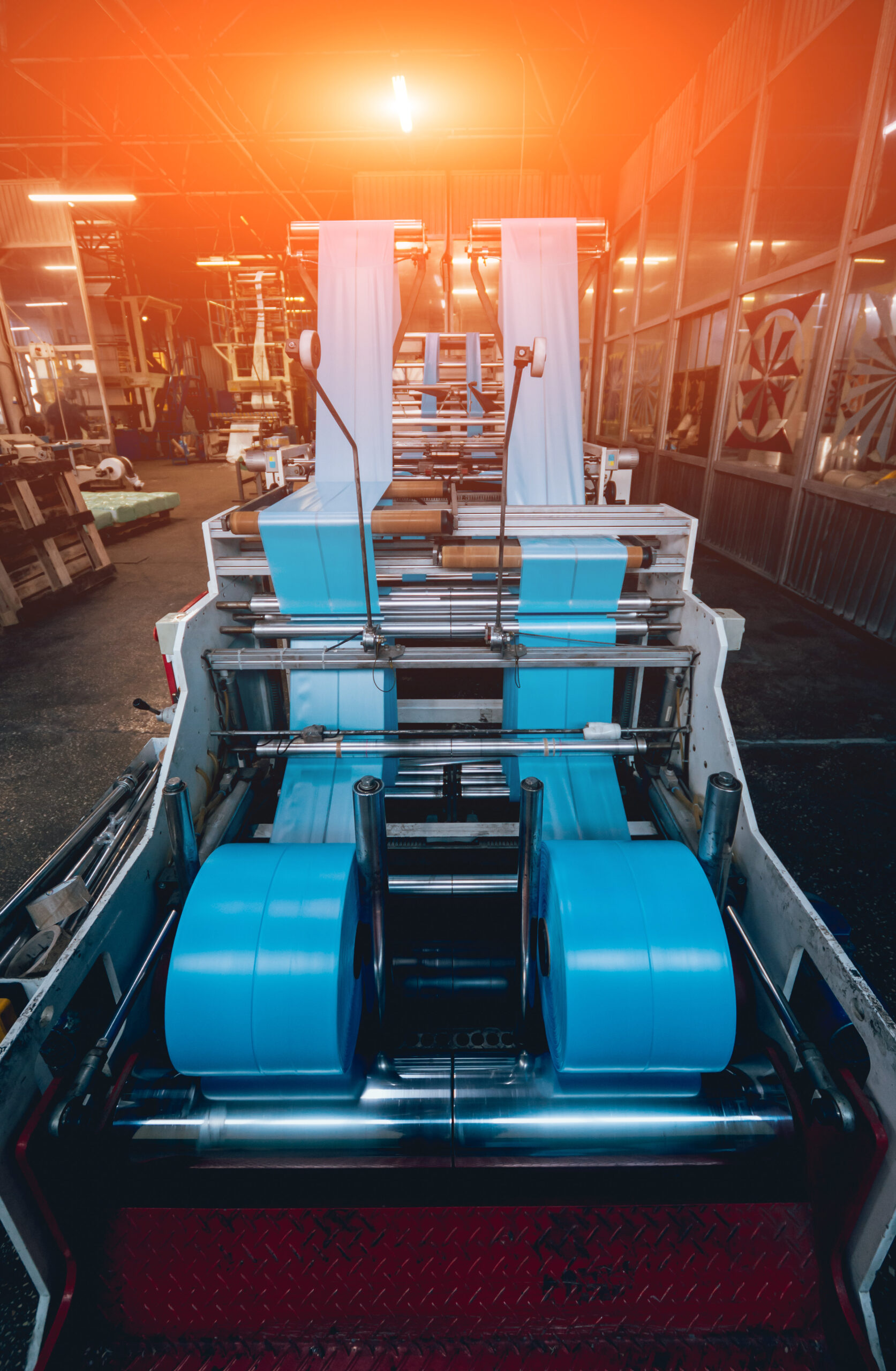 Великий екструдер з рулонами пакетів для сміття в цеху на заводі